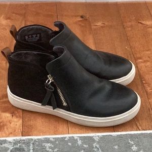 Dr. Scholls be FREE. Size 6 black booties.